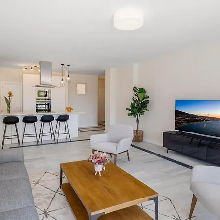 Апартаменты Stylish Sea View In Playas Del Duque *